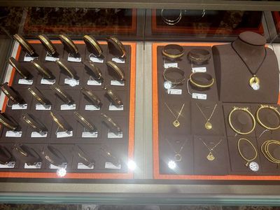 金價瘋漲與金飾冷遇 消費者為何在黃金飾品前“猶豫不決”？